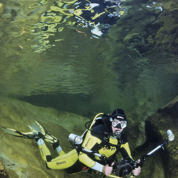 Unterwasserfotograf beim Gumpentauchen