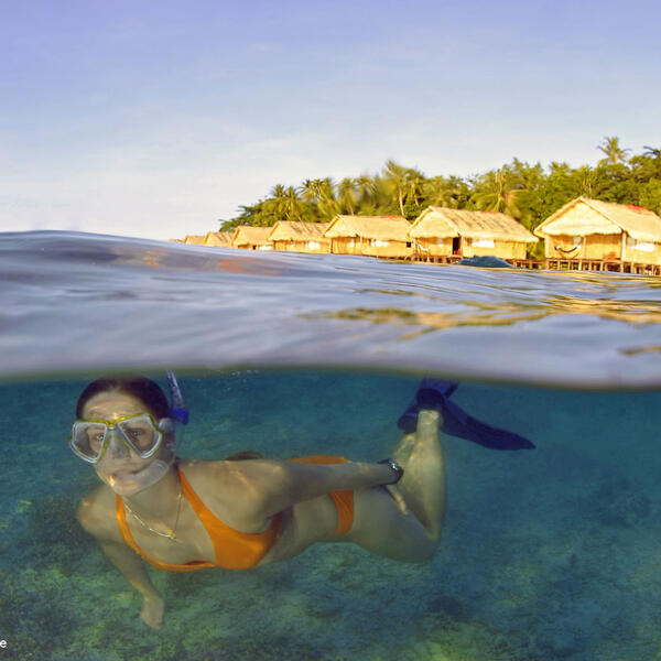 Kind schnorchelt im Flachwasser über Felsen im Meer, Kroatien